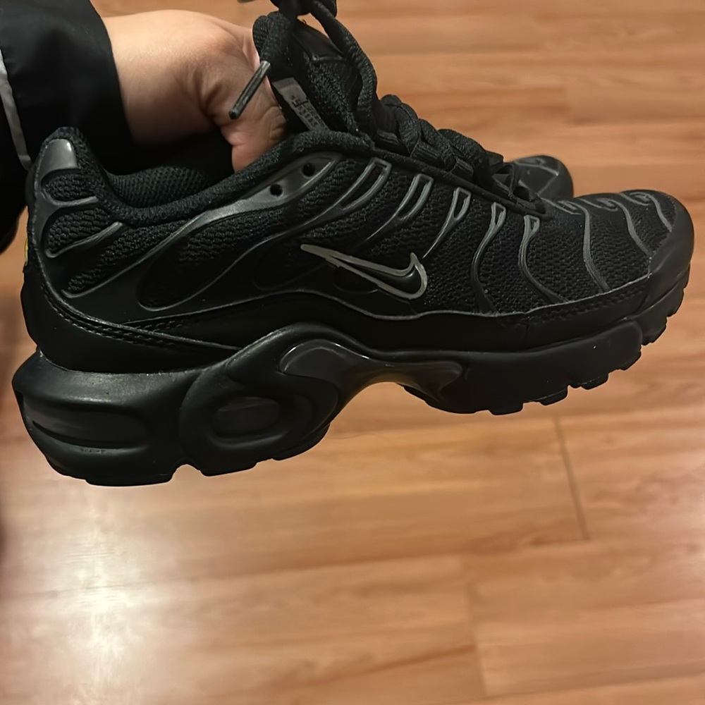 Black sneakers Nike air max
New worn 1-2 times